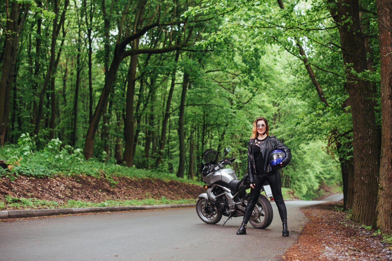 Motocyklistka w lesie